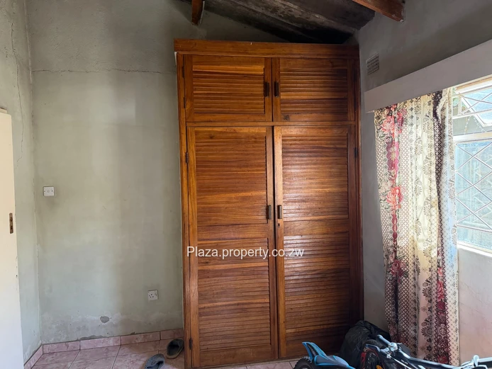 Zengeza, Chitungwiza: 3-Bed Brick Home — Walled & Carport (Sole Mandate)