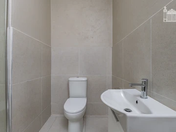 2 Bedroom Flat & Apartment