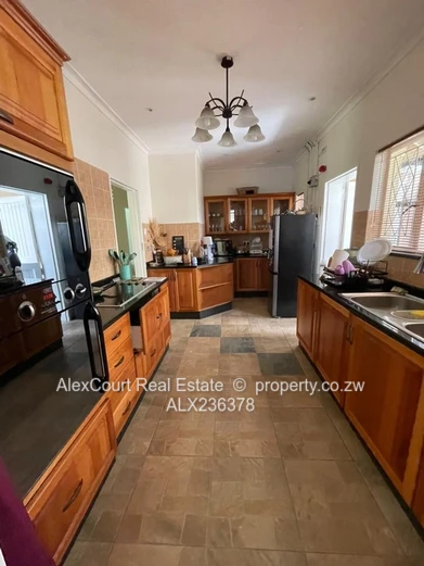 Beautifully Built House In Avondale West