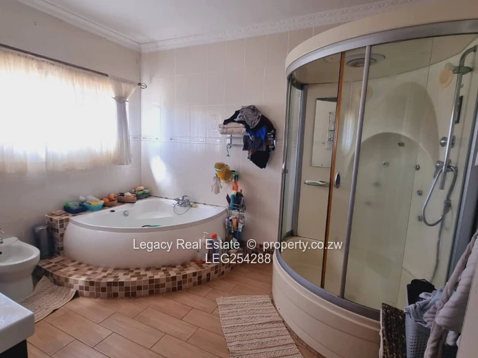 Borrowdale: Grand 9-Bed Residence on 4000m² with Borehole