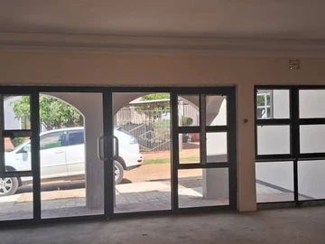Bluffhill Pamvura Sunset Mews:A Captivating property with 3 bedrooms, two ensuites,open plan Kitchen