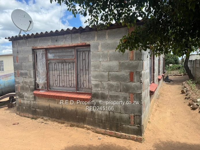 Renovation Opportunity In Luveve!