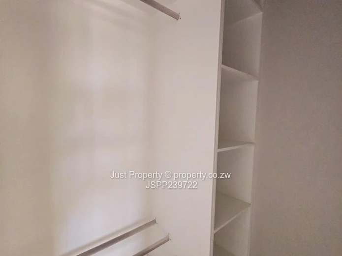 Modern 4-Bed Flat - Open Plan & Borehole in Gletwin Park