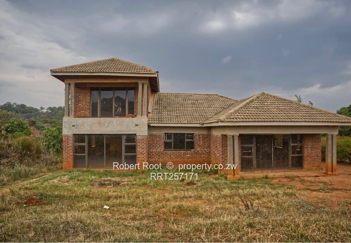 Charlotte Brooke: 5-Bed Brick Shell — 400m2 on 1400m2
