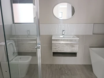 3 Bedroom Flat & Apartment