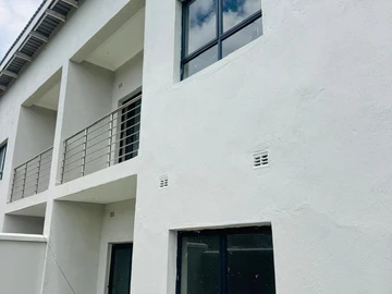 2 Bedroom Flat & Apartment