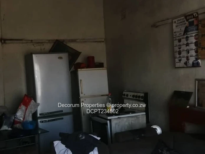 5-Bed Glen Norah B House — Secure Walled Yard (300m²)