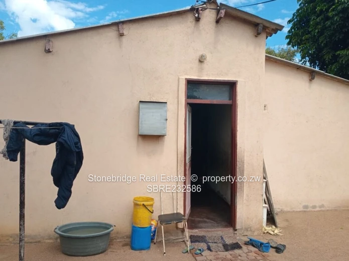 3 Bedroom old Pumula House for sale