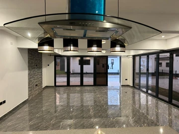 4 Bedroom Flat & Apartment