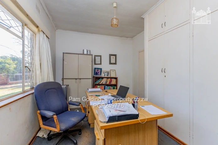 5Bedroom House on An Acre, Corner Property