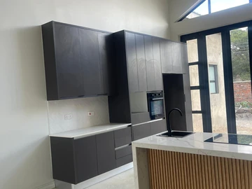 4 Bedroom Flat & Apartment