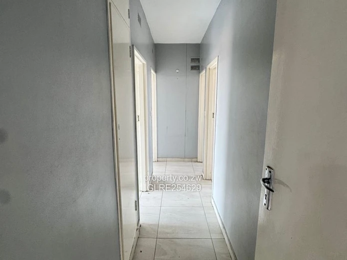Curved Red-Brick 2-Bed Flat with Balcony, Avenues