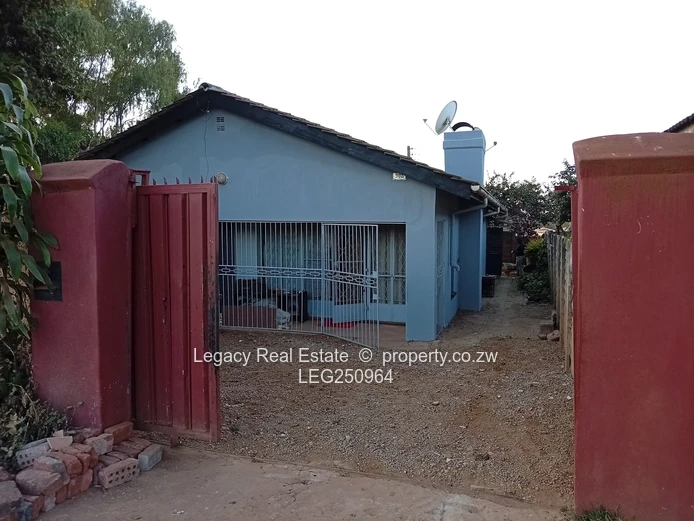 6-Bed Hatcliffe Home - Borehole, Gated Yard & Tiled Kitchen