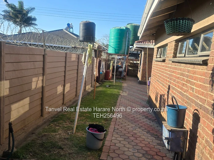 Madokero  house $1k - Neat 4 beds house main bed with ensuite bathroom, 3 bedrooms  have fitted ward