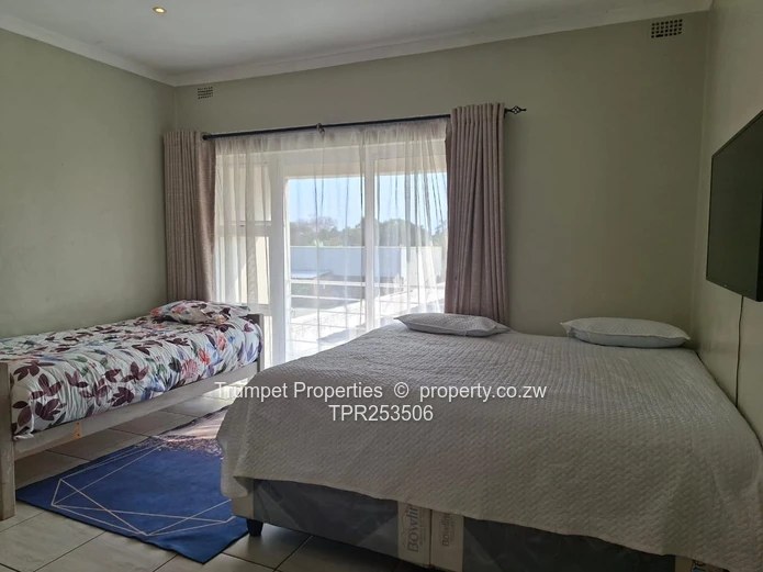 Avondale West: 4BR duplex flat with Garage & Garden