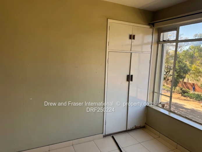 1-Bed Flat at The Rembrandt, Avenues - Borehole & Parking