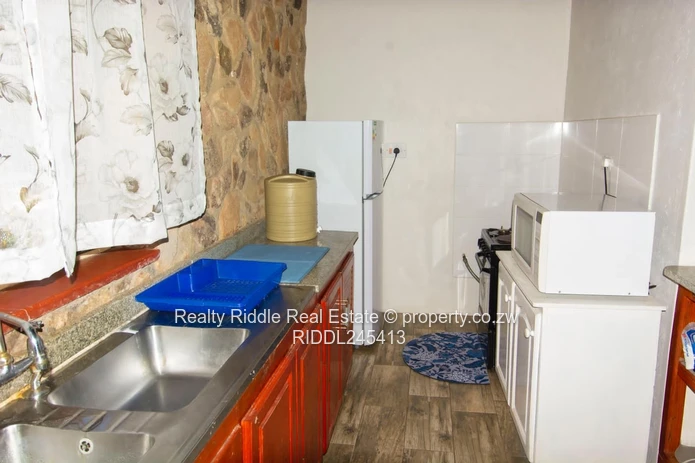 Nyanga Thatched Stone Lodge — Fireplace, AC & Wi-Fi