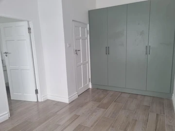 2 Bedroom Flat & Apartment