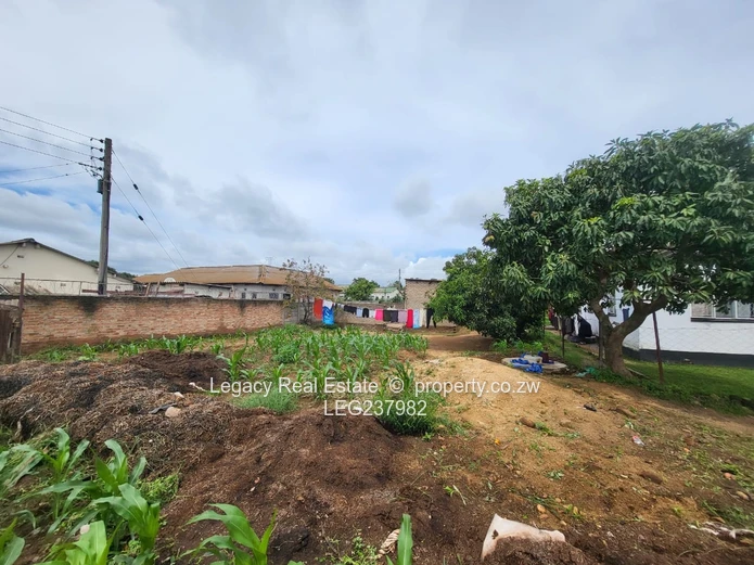 Fully Serviced 420sqm Stand with Cottage – Budiriro 4 with Title Deeds.