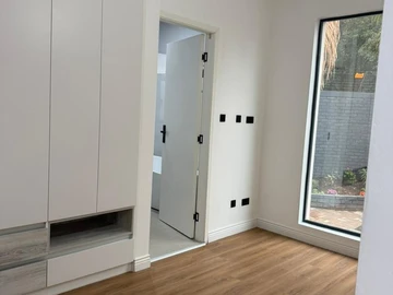 4 Bedroom Flat & Apartment