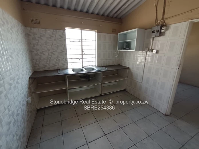 3 Bedroomed House in Lobengula West To Rent