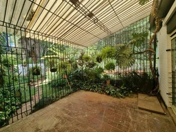 2 Bedroom Flat & Apartment