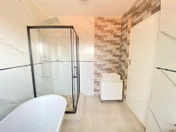 4 Bedroom Flat & Apartment