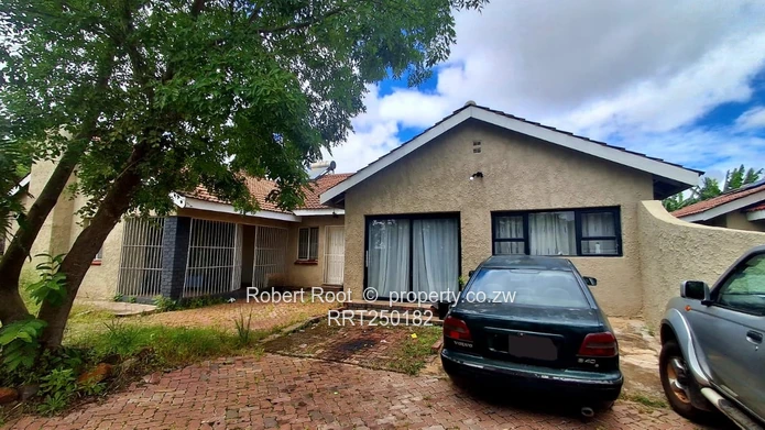 HOUSE FOR SALE in WATERFALLS PROSPECT (IDEAL FOR INVESTMENT) - TAKING NOSTRO