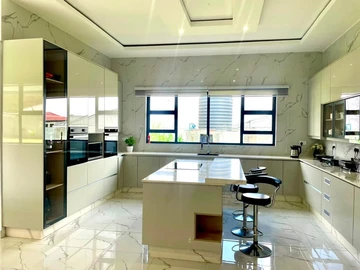 6 Bedroom House