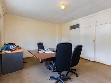 2 Bedroom Flat & Apartment