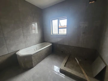 2 Bedroom Flat & Apartment