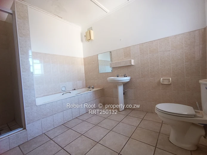 2 bed flat in Avenues