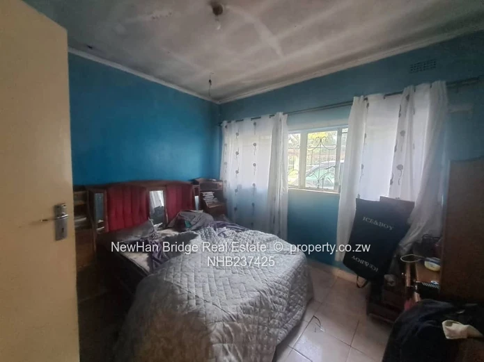 Waterfalls: 3-Bed on 3000m² — Borehole, Carport & Garden