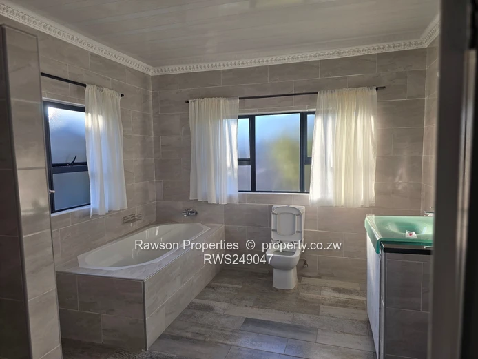 Windsor Park: 5-Bed Brick Home on 2000 m² — Island Kitchen