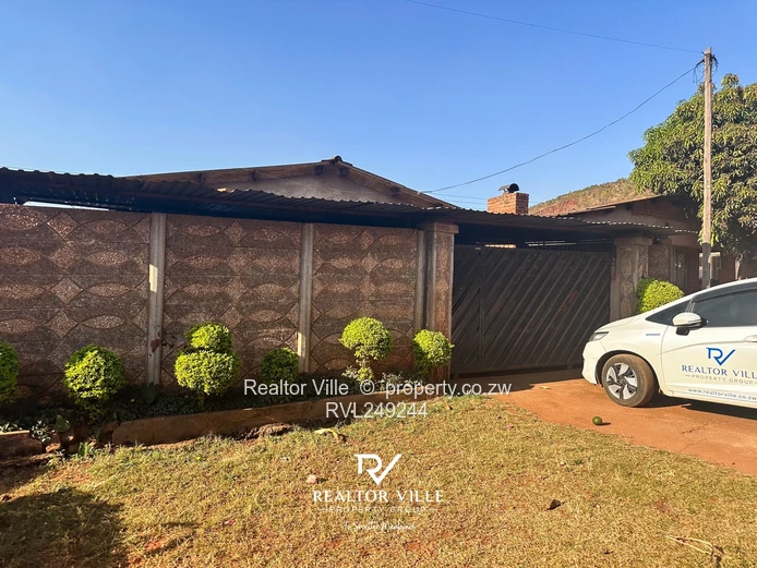 Warren Park 5-Bed Home - Walled, Garage & Garden