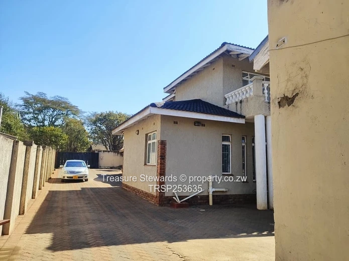 Elegant 4-Bed, 4-Bath Home in Westgate on 2000 m²