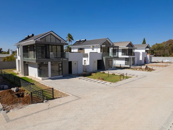 3 Unit Townhouse Complex