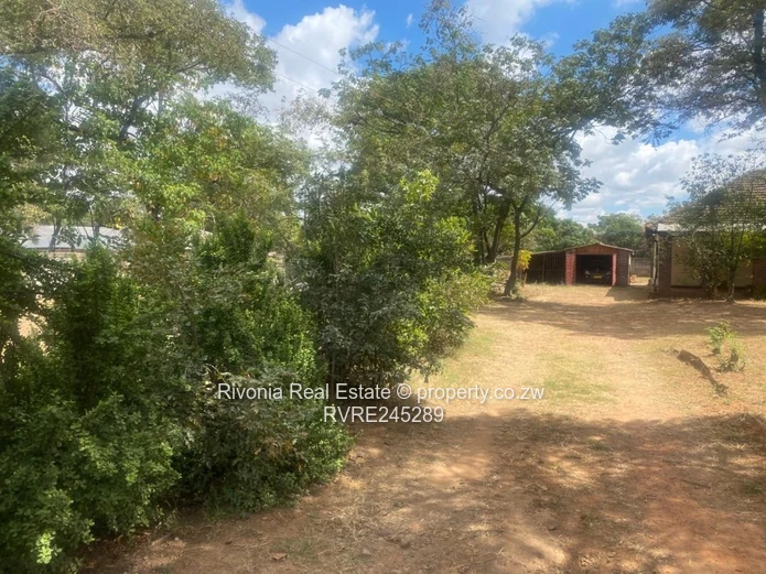 Walled 3-Bed Home with Spacious Garden  (4300m²) – Waterfalls Park town