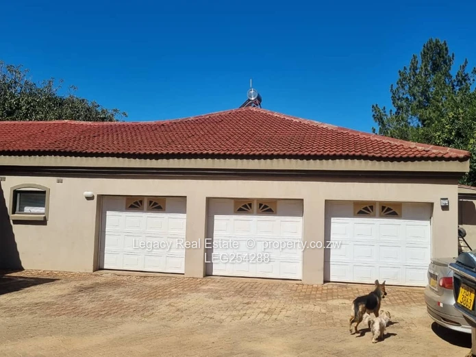 Borrowdale: Grand 9-Bed Residence on 4000m² with Borehole