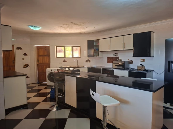 6 Bedroom House