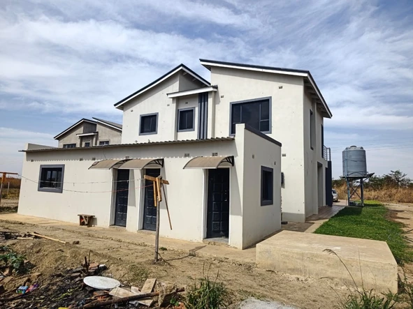 4 Bedroom Flat & Apartment