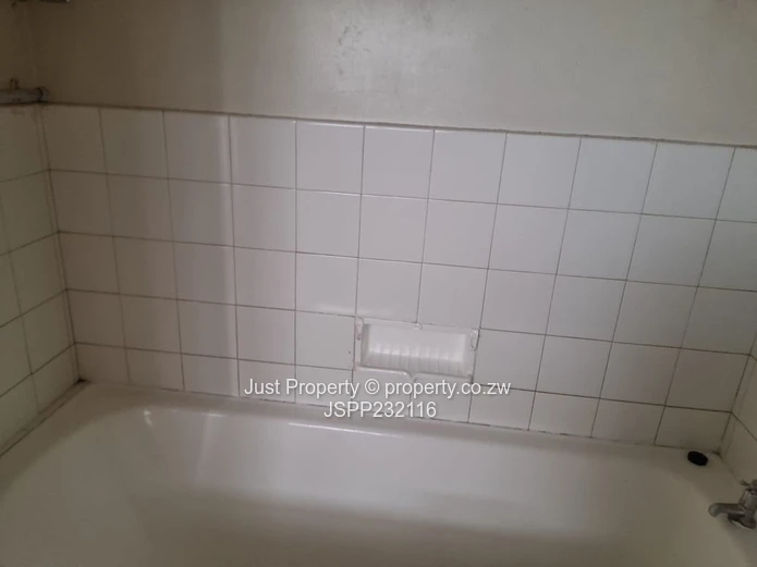 Classic Avenues 1 1/2 Bed with Large Windows & 24hr Security (Sole Mandate)