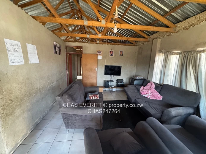 4 beds house in Unit G Makoni Seke Chitungwiza $35k