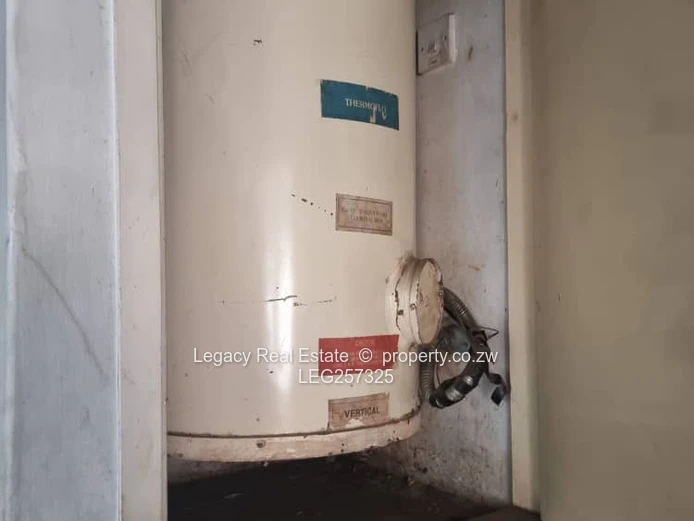 Avenues CBD 2-Bed Flat — Balcony, Parking & Fitted Kitchen