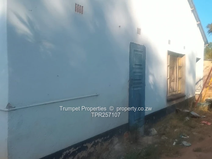 Modest 4-Bed Home on 2000 m² — Title deeds