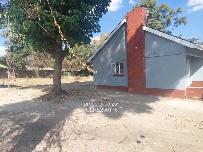 Spacious 3-Bed Waterfalls Home: Pool, Garden & Solar