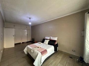 2 Bedroom Flat & Apartment