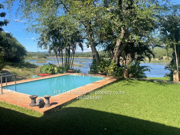 Stunning Double Storey Thatch Lodge Overlooking Msuna Bay