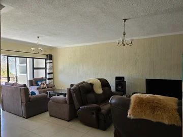 2 Bedroom Flat & Apartment