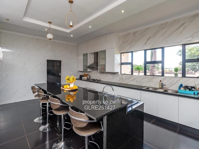 Elegant 4-Bed Gletwin Park Home — 2800m² with Solar